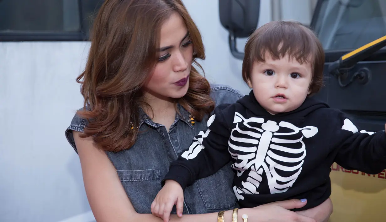 Jessika Iskandar membawa buah hati ke tempat kerjanya. El Barack Alexander anak semata wayangnya sangat senang dengan mainan truk. (Dezmond Manullang/Bintang.com)
