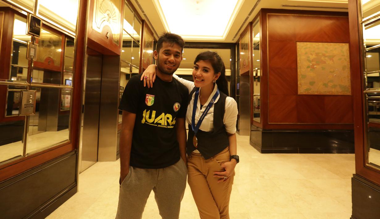 Pemain Mitra Kukar, Syakir Sulaiman bersama kekasihnya Putri Violla, saat tiba di Hotel Sultan, Jakarta, Minggu (24/1/2016) seusai meraih gelar juara Piala Jenderal Sudirman. (Bola.com/Arief Bagus)