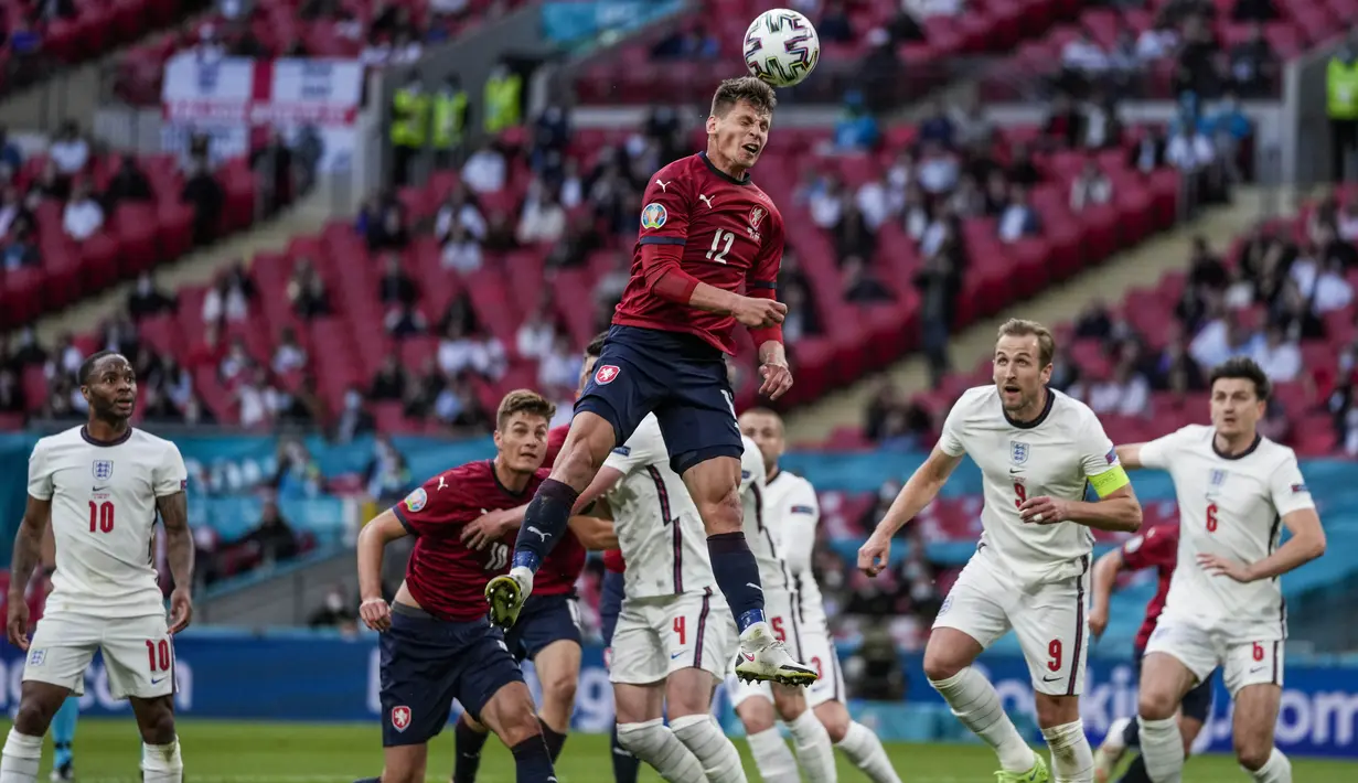 Bukan tanpa serangan, Republik Ceska pun membuat beberapa peluang. Sayang, tidak satupun peluang itu menghasilkan gol penyama kedudukan. (Foto: AP/Pool/Frank Augstein)
