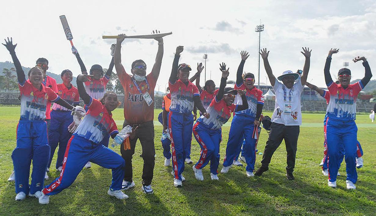 Para pemain Tim Criket putri Papua merayakan kemenangan atas Bali pada laga final cricket putri PON XX Papua 2021, Minggu, (26/09/2021). ( Foto : PON PAPUA XX PAPUA/Soleha )