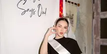 Meski ini merupakan bridal shower ketiganya, suasana tetap terasa spesial, hangat, dan penuh cinta. [@alyssadaguise].