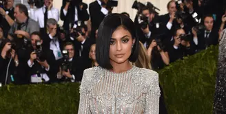 Bungsu dari keluarga Kardashian, Kylie Jenner nampak sederhana dan elegan ketika berpose didepan ribuan kamera paparazi saat acara Met Gala Red Carpet 2016. (AFP/Bintang.com)