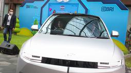 Dian Sastrowardoyo (kiri) dan Direktur Bisnis Konsumer BRI, Handayani mencoba mobil listrik Hyundai IONIQ 5 pada acara Unveiling Ceremony Program BritAma FSTVL di depan Gallery ATM Kantor Pusat BRI, Jakarta Pusat, Jumat (01/04/2022). (Bola.com/Bagaskara Lazuardi)