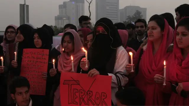 Aksi berkabung warga Pakistan setelah serangan taliban di sekolah Peshawar. (Reuters)
