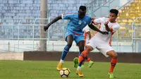 Gelandang Perseru, Marcinho, mengawal ketat Makan Konate dalam uji coba di Stadion Kanjuruhan, Malang, Sabtu (1/9/2018). (Bola.com/Iwan Setiawan)