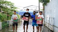 Aksi sosial yang dilakukan PSIS Semarang melalui striker andalannya, Hari Nur Yulianto untuk masyarakat terdampak banjir di Semarang. (Dokumen PSIS Semarang)