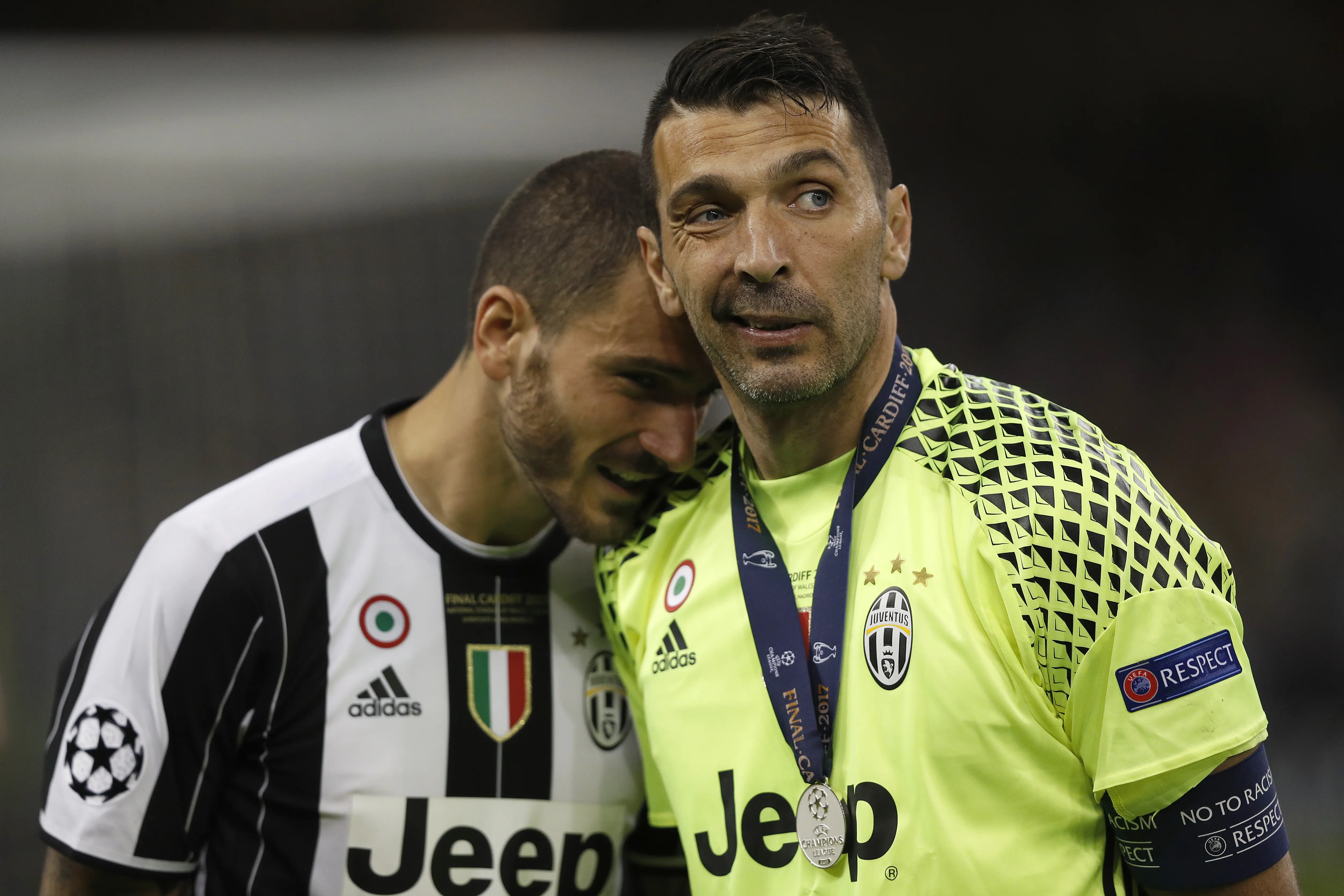 Leonardo Bonucci berseteru dengan Paulo Dybala dan Andrea Barzagli pada laga final Liga Champions 2017. (AFP/Adrian Dennis)