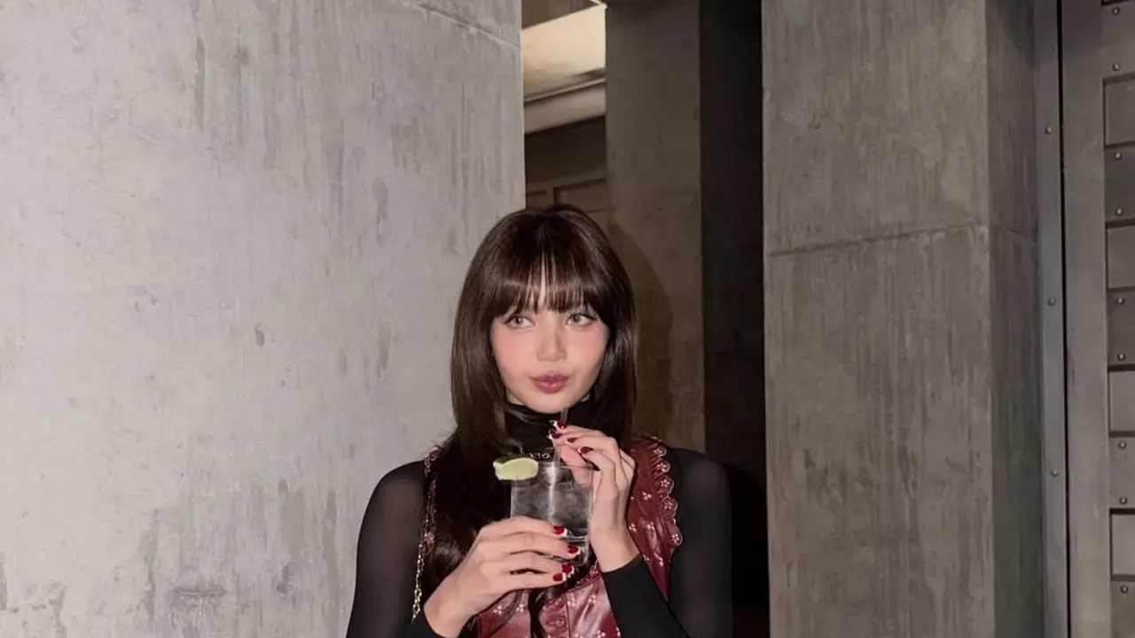 Awali 2026, Lisa BLACKPINK Kembalikan Gaya Era 90an dengan Nuansa yang Lebih Bold