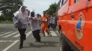 Sejumlah murid berlari saat berpartisipasi dalam latihan tsunami di Meulaboh, Aceh, (5/9). Latihan ini menyimulasikan gempa berkekuatan 9,3 di lepas pantai barat pulau Sumatra di Indonesia. (AFP Photo/Januar)