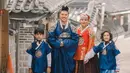 Tak hanya hanbok perempuan, kedua putra Sissy Prescillia tampil dengan hanbok khas pria Korea dengan warna biru. [@sysiio]