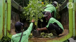 Petugas Dinas Pertamanan dan Hutan DKI Jakarta menurunkan bunga matahari dari truk di Bundaran HI, Jakarta, Jumat (18/6/2021). Pemasangan bunga matahari di kawasan Bundaran HI dalam rangka menyambut HUT ke-494 DKI Jakarta sekaligus mempercantik kawasan tersebut. (Liputan6.com/Faizal Fanani)