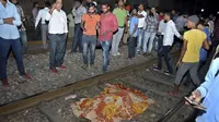Kereta menabrak kerumunan orang yang menyemut di rel kereta api di Amritsar, India (AP/Prabhjot Gill)