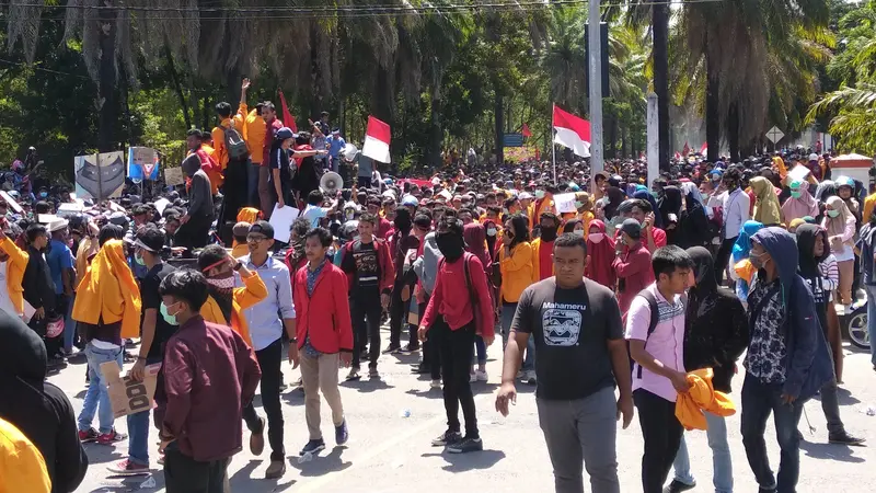 Aksi demonstrasi yang dilakukan mahasiswa Kendari, Kamis (26/9/2019).(Liputan6.com/Ahmad Akbar Fua)