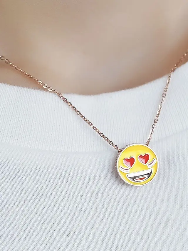 Perhiasaan dengan karakter emoji bernuasa Kemerdekaan/dok. UBS Gold