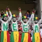 Suporter Senegal saat mendukung negaranya melawan Polondia pada grup H Piala Dunia 2018 di Stadion Spartak di Moskow, Rusia (19/6). Dalam pertandingan ini Senegal menang 2-1 atas Polandia. (AFP Photo/Francisco Leong)