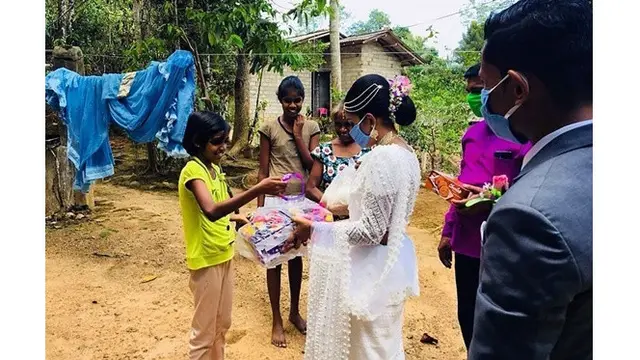 Batal Resepsi Karena Corona, Pengantin Ini Bagikan Makanan ke Orang Miskin