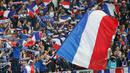 Aksi suporter Prancis merayakan kemenangan atas Islandia pada laga perempat final Piala Eropa 2016 di Stade de France, Paris, Senin (4/7/2016) dini hari WIB. (Reuters/Charles Platiau)