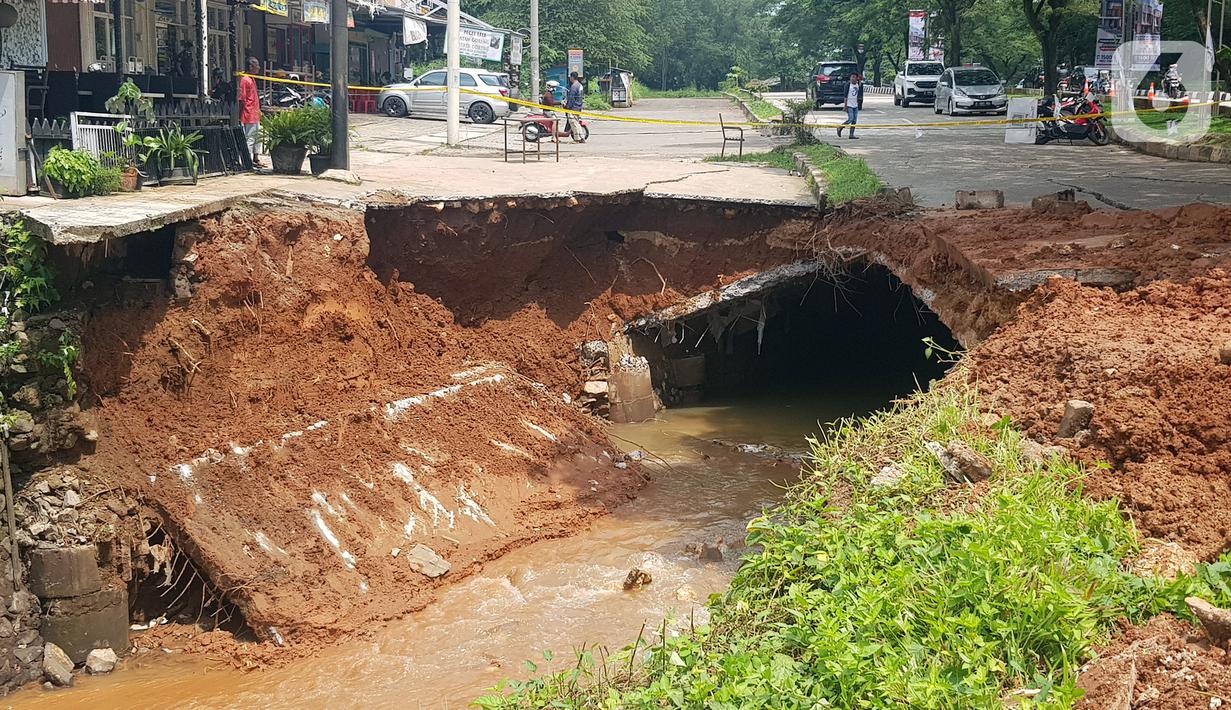 Jalan ambles di ruas Jalan Boulevard, Grand Depok City (GDC), Kota Depok, Jawa Barat, Selasa (13/4/2021). Panjang ruas jalan yang ambles sekitar 10 meter. (Liputan6.com/Herman Zakharia)