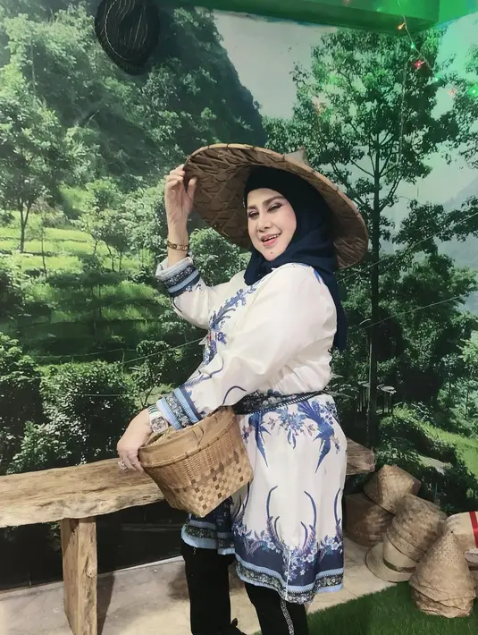 Paras cantik artis yang hingga kini masih eksis di dunia entertainment tersebut mencuri perhatian netizen. Foto tersebut merupakan kiriman dari Didi Solihin. [Instagram/elvy_sukaesih]