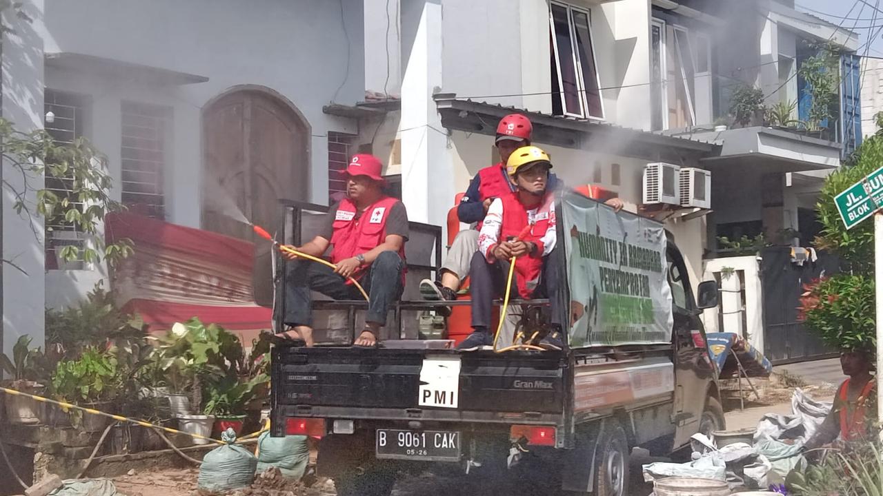 Relawan PMI Tangerang Semprotkan Disinfektan di Lokasi Terdampak Banjir