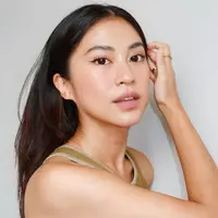 Apa definisi cantik menurutmu? Tyna Kanna Mirdad menghadirkan tampilan cantiknya setiap hari lewat makeup yang simpel, seperti ini. Di sini terlihat ia mengaplikasikan simple makeup dengan warna lipstik nude. Foto: Instagram @tynakannamirdad.
