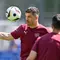 Gelandang Swiss #10 Granit Xhaka mengontrol bola selama sesi latihan MD-1 menjelang laga Grup A UEFA Euro 2024 di Robert-Schlienz-Stadion, Stuttgart, Selasa (18/6/2024). (Fabrice COFFRINI / AFP)