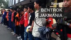 The Jakmania atau pendukung Persija Jakarta bentrok dengan aparat keamanan di dalam dan luar Stadion Utama Gelora Bung Karno (GBK),