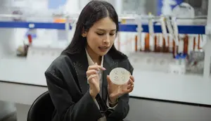 Maudy Ayunda Ungkap Potensi Tamanu, Bahan Aktif Skincare Lokal untuk Atasi Jerawat