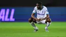 Pemain Marseille, Faris Moumbagna, tampak kecewa setelah ditaklukkan Atlanta pada laga semifinal Liga Europa di Bergamo, Italia, Jumat (10/5/2024). (AFP/Marco Bertorello)