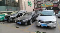 Parkiran Mobil Ini Berdasarkan Ukuran Bra Pengendaranya (sumber. shanghaiist.com)