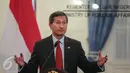 Menteri Luar Negeri Singapura Vivian Balakrishnan memberikan keterangan usai pertemuan dengan Menlu Indonesia di Gedung Pancasila, Jakarta, (12/1). Kedatangan Menlu Singapura tersebut membahas penguatan hubungan bilateral. (Liputan6.com/Faizal Fanani)