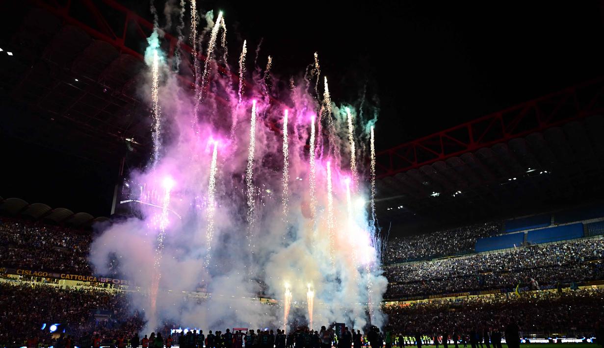 Sebagai informasi, Inter Milan kini mengoleksi 82 poin, unggul 12 poin dari Napoli di posisi kedua. Tampak dalam foto, pemandangan umum menunjukkan kembang api setelah Inter Milan memastikan gelar juara Serie A musim 2025/2026 atau scudetto ke-21 usai pertandingan melawan Parma di stadion San Siro, Milan, pada Minggu (3/4/2026) malam waktu setempat atau Senin (4/5/2026) dini hari WIB. (Stefano Rellandini/AFP)