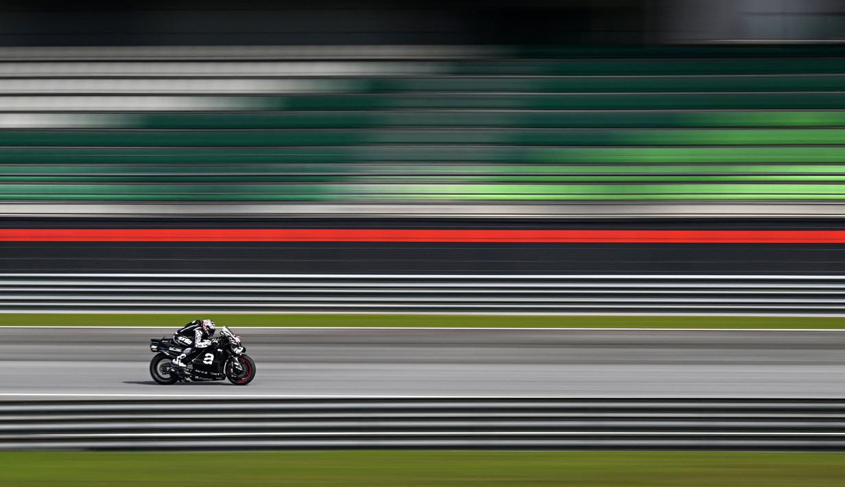 Pembalap Aprilia, Aleix Espargaro memacu motornya saat tes pramusim MotoGP 2024 di Sepang International Circuit, Sepang, Malaysia, Rabu (07/02/2024). (AFP/Mohd Rasfan)