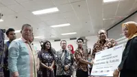 Menko Perekonomi Darmin Nasution serta CEO dan Co-Founder Zilingo Ankiti Biso menyaksikan peluncuran SheWorkz yang merupakan program penyaluran modal mikro agar pengusaha wanita di sektor pakaian dan gaya hidup berskala kecil bisa turut sukses di industri kreatif. (Liputan6.com/Tommy Kurnia)