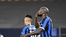 Penyerang Inter Milan, Romelu Lukaku berselebrasi usai mencetak gol ke gawang Getafe pada pertandingan babak 16 besar Liga Europa di Veltins-Arena di Gelsenkirchen, Jerman, Rabu, (5/8/2020). Inter menang 2-0 atas Getafe dan melaju ke perempat final.  (AP Photo/Ina Fassbender)