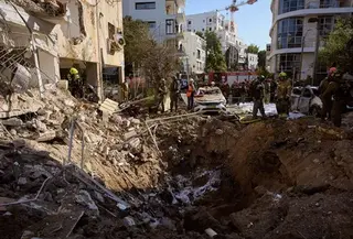 Pasukan keamanan dan penyelamat Israel merespons di lokasi serangan rudal Iran di Tel Aviv, Israel, Selasa (24/03/2026). (AP Photo/Oded Balilty)