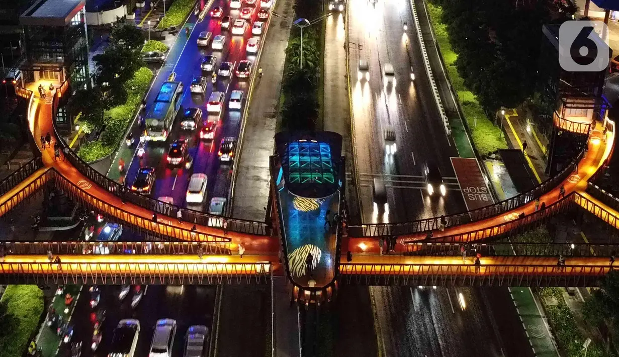 Foto udara JPO Kapal Pinisi di Jakarta, Jumat (11/3/2022). JPO berkonsep Kapal Pinisi kini resmi beroperasi untuk digunakan pejalan kaki dan pengendara sepeda yang hendak melintas, JPO tersebut difasilitasi lift dan menyajikan pemandangan perkotaan. (Liputan6.com/Herman Zakharia)
