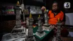 Sugito (68) menyelesaikan pembuatan miniatur Monas dari kertas koran bekas di Bank Sampah Tri Alam Lestari, Pesanggrahan, Jakarta Selatan, Rabu (9/6/2021). Pengolahan Kertas bekas itu dikumpulkan melalui bank sampah yang dikelola putrinya. (Liputan6.com/Johan Tallo)