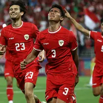 Selebrasi pemain Timnas Indonesia U-23, Muhammad Ferarri (tengah) setelah mencetak gol ke gawang Uzbekistan U-23 yang akhirnya dianulir VAR pada laga semifinal Piala Asia U-23 2024 di Abdullah bin Khalifa Stadium, Doha, Qatar, Senin (29/4/2024). (AFP/Karim Jaafar)