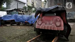 Wahana permainan tidak beroperasi di kawasan Kanal Banjir Timur (KBT), Jakarta, Minggu (5/4/2020). Merebaknya pandemi virus corona COVID-19 menyebabkan kawasan KBT sunyi akibat pasar malam ditiadakan. (merdeka.com/Iqbal S. Nugroho)