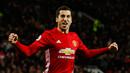 Gelandang MU, Henrikh Mkhitaryan melakukan selebrasi usai mencetak gol ke gawang Sunderland pada pertandingan Liga Inggris di Old Trafford, (26/12).MU menang atas Sunderland dengan skror 3-1. (Reuters/Phil Noble)