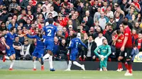 Kiper Manchester United David de Gea (kanan ketiga) termenung setelah pemain Chelsea Marcos Alonso (paling kiri) mencetak gol ke gawangnya dalam lanjutan Liga Inggris 2018-2019 di Old Trafford, Manchester, Inggris, Minggu (28/4/2019). Pertandingan berakhir dengan skor 1-1. (Martin Rickett/PA via AP)