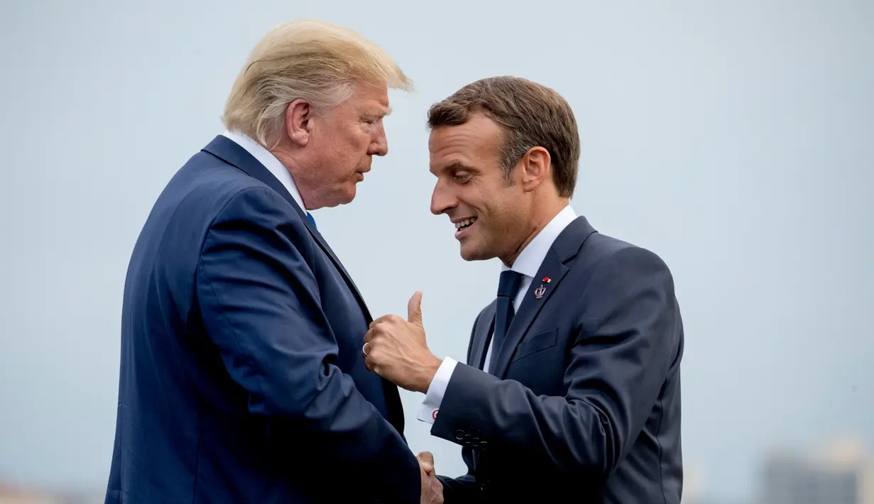 Presiden Prancis Emmanuel Macron (kanan) menyambut kedatangan Presiden AS Donald Trump (kiri) di KTT G7, Biarritz, Prancis, Sabtu (24/8/2019). G7 adalah sebuah grup yang terdiri dari Kanada, Prancis, Jerman, Italia, Jepang, Britania Raya, dan Amerika Serikat. (AP Photo/Andrew Harnik)