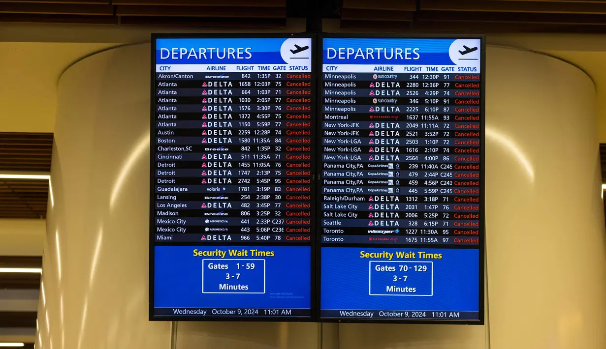 Merujuk Data FlightAware menunjukkan maskapai penerbangan AS telah membatalkan lebih dari 1.800 penerbangan. (Saul Martinez/Getty Images North America/Getty Images via AFP)