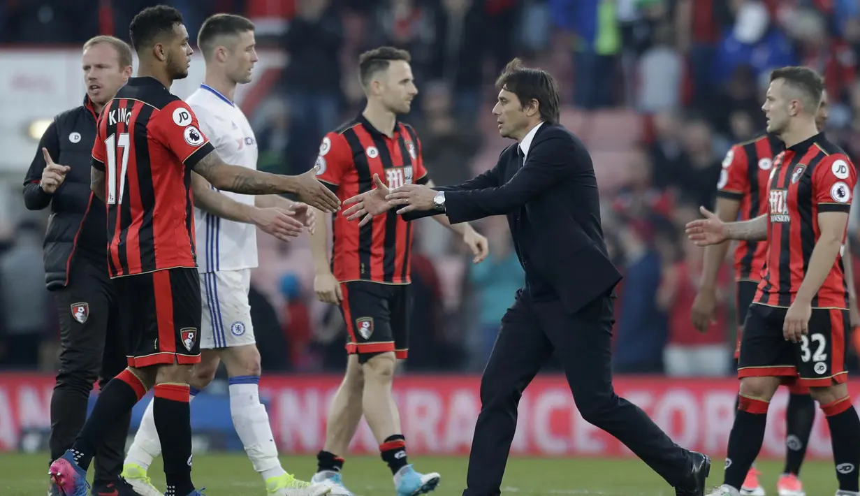 Pelatih Chelsea, Antonio Conte, menyalami pemain Bournemouth, Joshua King. Kemenangan ini membuat Chelsea kian kokoh di puncak klasemen dengan unggul tujuh poin dari Tottengam di posisi kedua. (AP/Matt Duham)