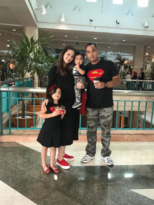 Wajah mungil bayi laki-laki itu pun diunggah Ardi yang juga menuliskan keterangan foto dengan kalimat romantis. Ia mengucapkan terimakasih pada Nia yang telah melahirkan anak ke-3 mereka. (Instagram/ramadhanibakrie)