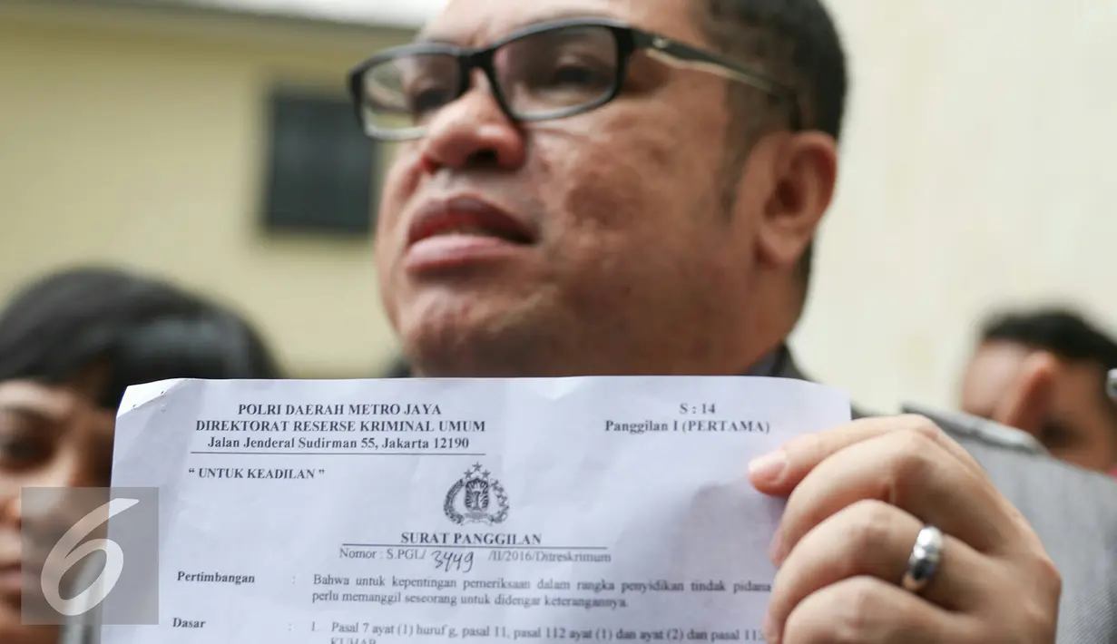 Surat pemanggilan pemeriksaan Daeng Aziz yang dilayangkang Polda Metro Jaya, Jakarta, Rabu (24/2/2016). Daeng Aziz akan diperiksa terkait bisnis prostitusi serta keberadaan minuman keras dan ratusan senjata tajam di kafenya. (Liputan6.com/Yoppy Renato)