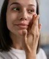 Kulit kusam sering dipicu oleh paparan sinar matahari, polusi, atau penumpukan sel kulit mati. Untuk membantu menyegarkannya, coba gunakan masker alami dari buah-buahan yang mudah dibuat di rumah. (Foto/Dok: Pexels)