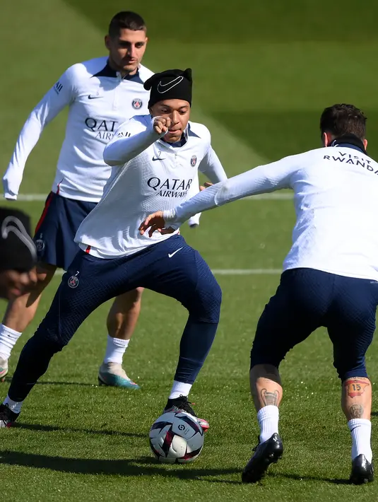Juara bertahan liga Prancis, PSG akan bertandang ke tim papan bawah Angers pada Sabtu, 22 April 2023, pukul 03.00 dini hari WIB. (Photo by FRANCK FIFE / AFP)