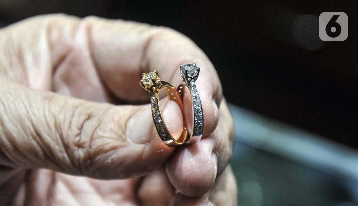 Penjual menunjukkan cincin berlian di toko perhiasan di Pasar Rawa Bening, Jatinegara, Jakarta, Kamis (11/11/2021). Harga jual berlian mengalami penurunan mencapai 15 persen. (merdeka.com/Iqbal S. Nugroho)